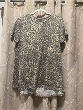 bobeau Leopard Print Short Sleeve Tee in Taupe and Brown